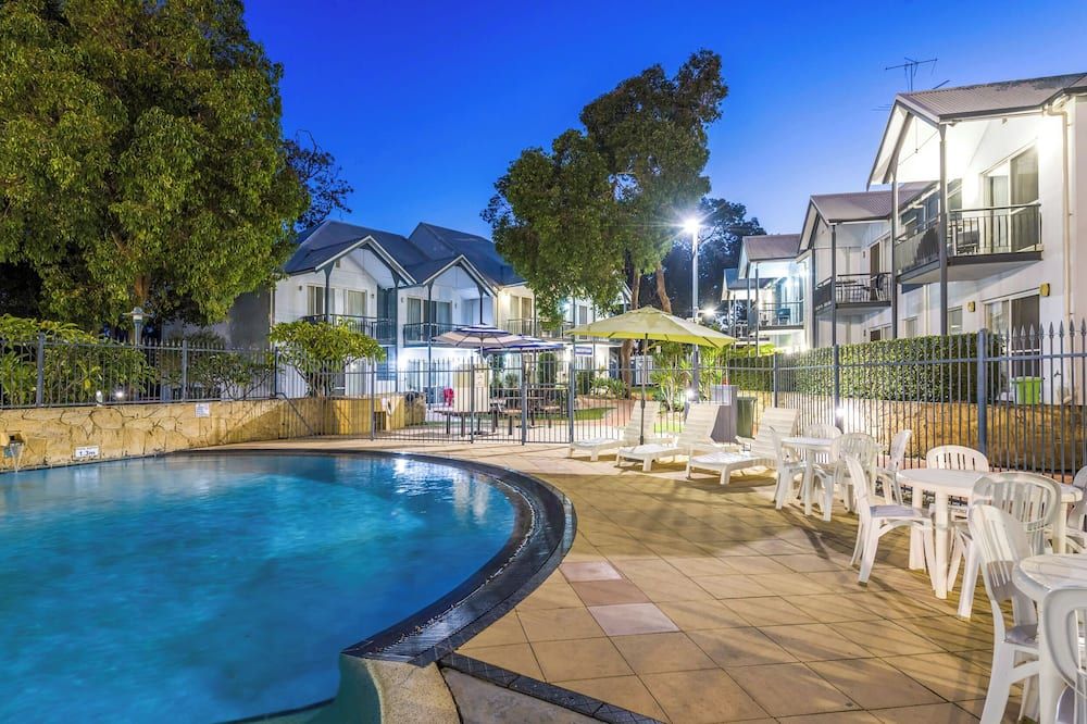 حوض السباحة