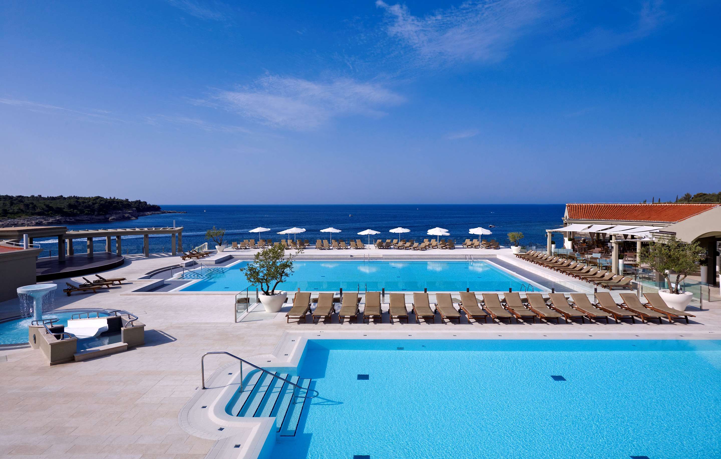 حوض السباحة