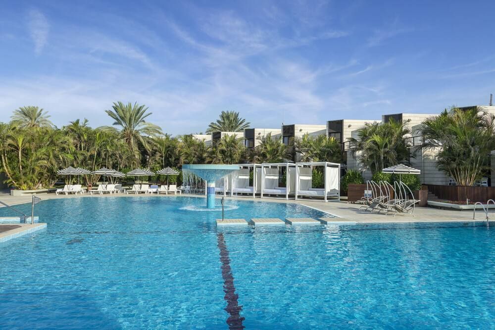 حوض السباحة