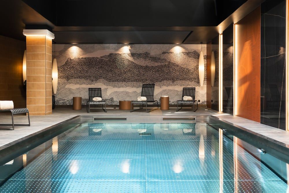 حوض السباحة