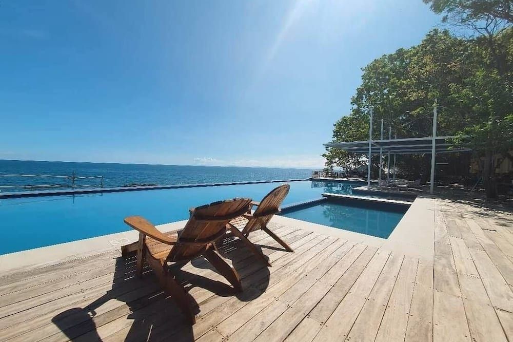 حوض السباحة