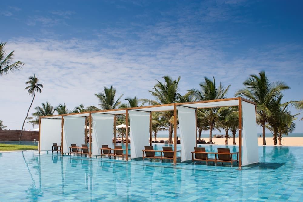 حوض السباحة