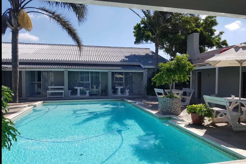 حوض السباحة