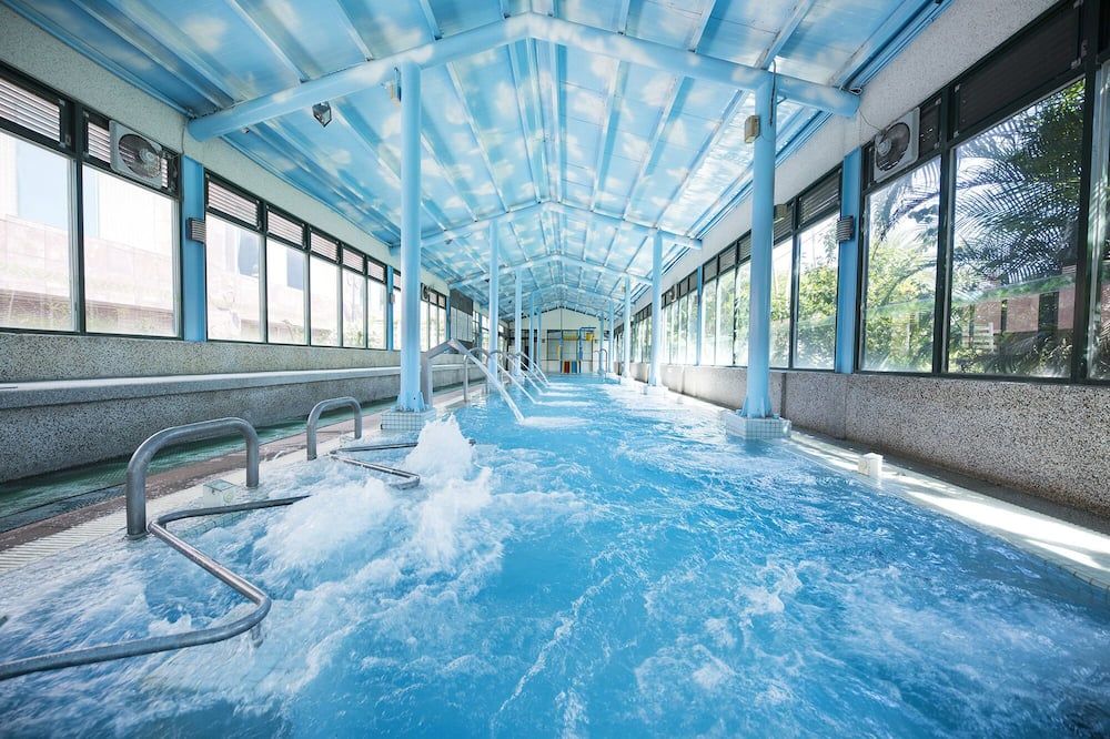 حوض السباحة