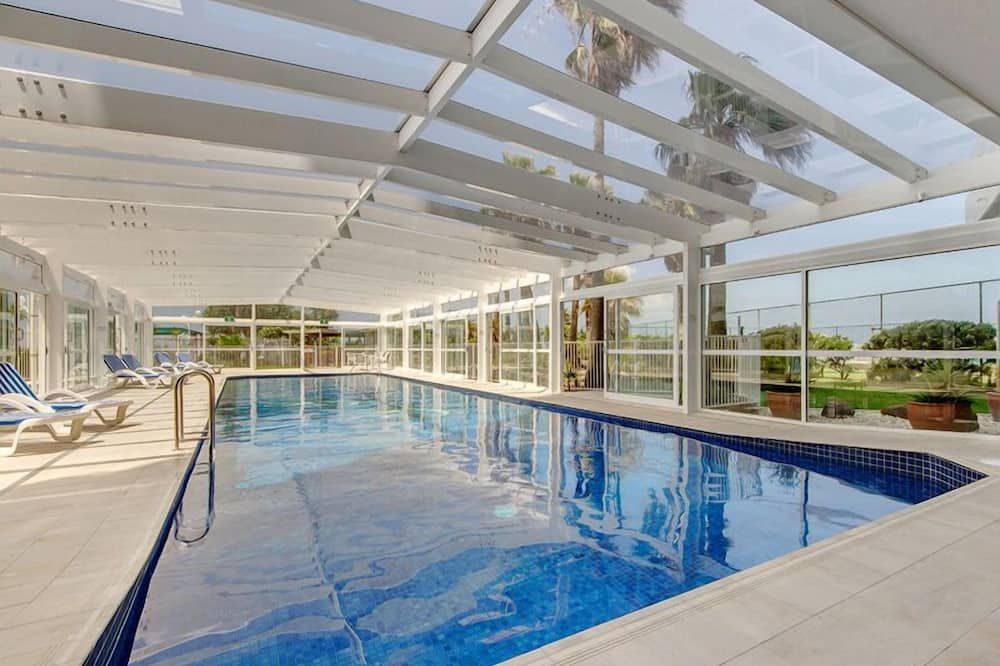 حوض السباحة