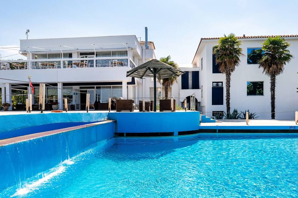 حوض السباحة