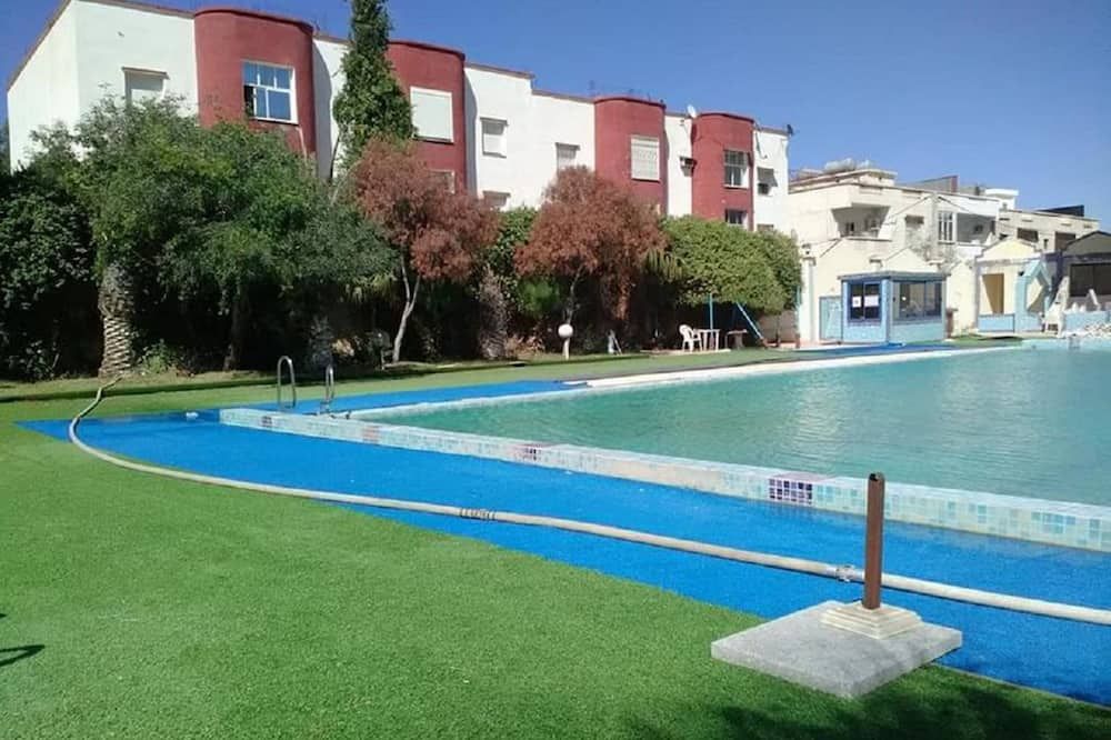 حوض السباحة