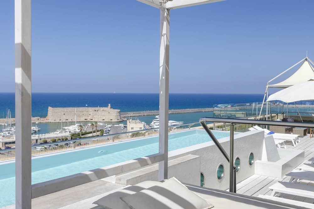 حوض السباحة