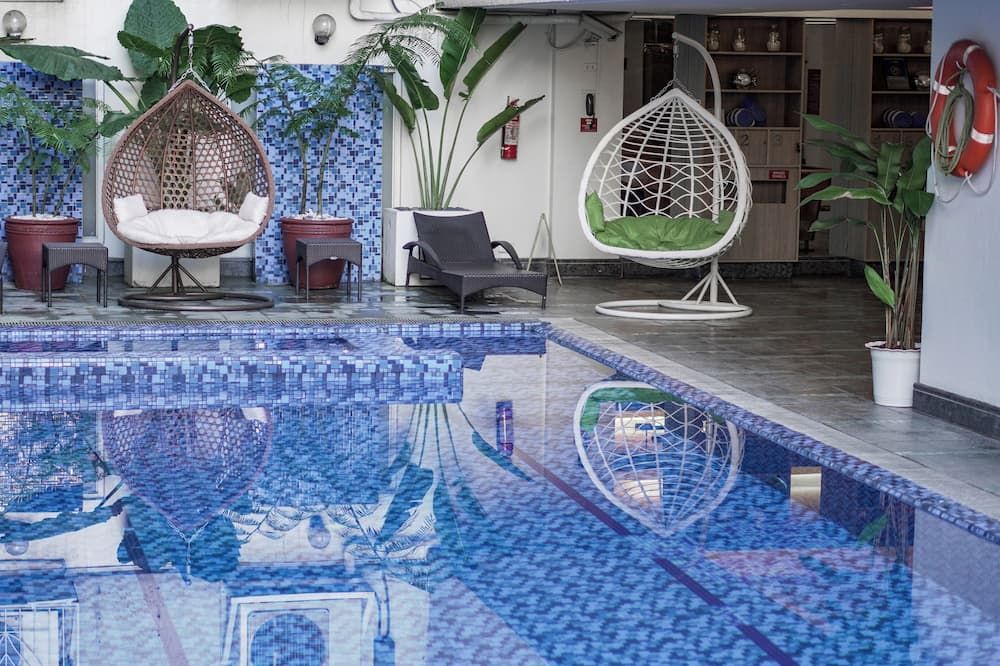 حوض السباحة