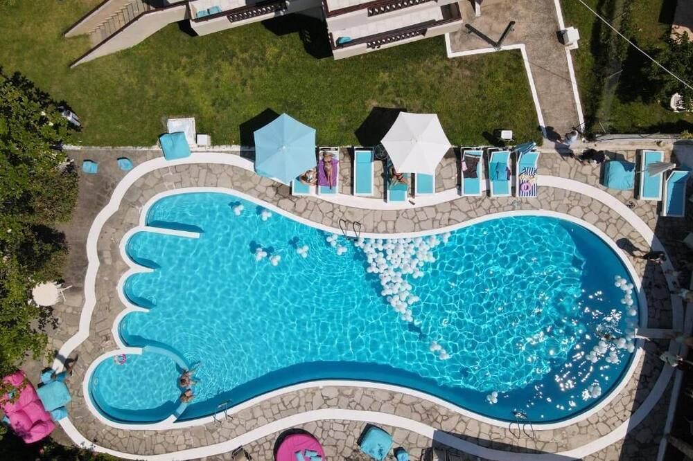 حوض السباحة