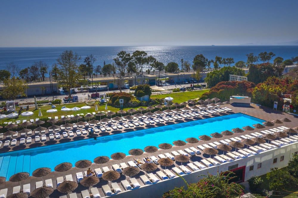 حوض السباحة