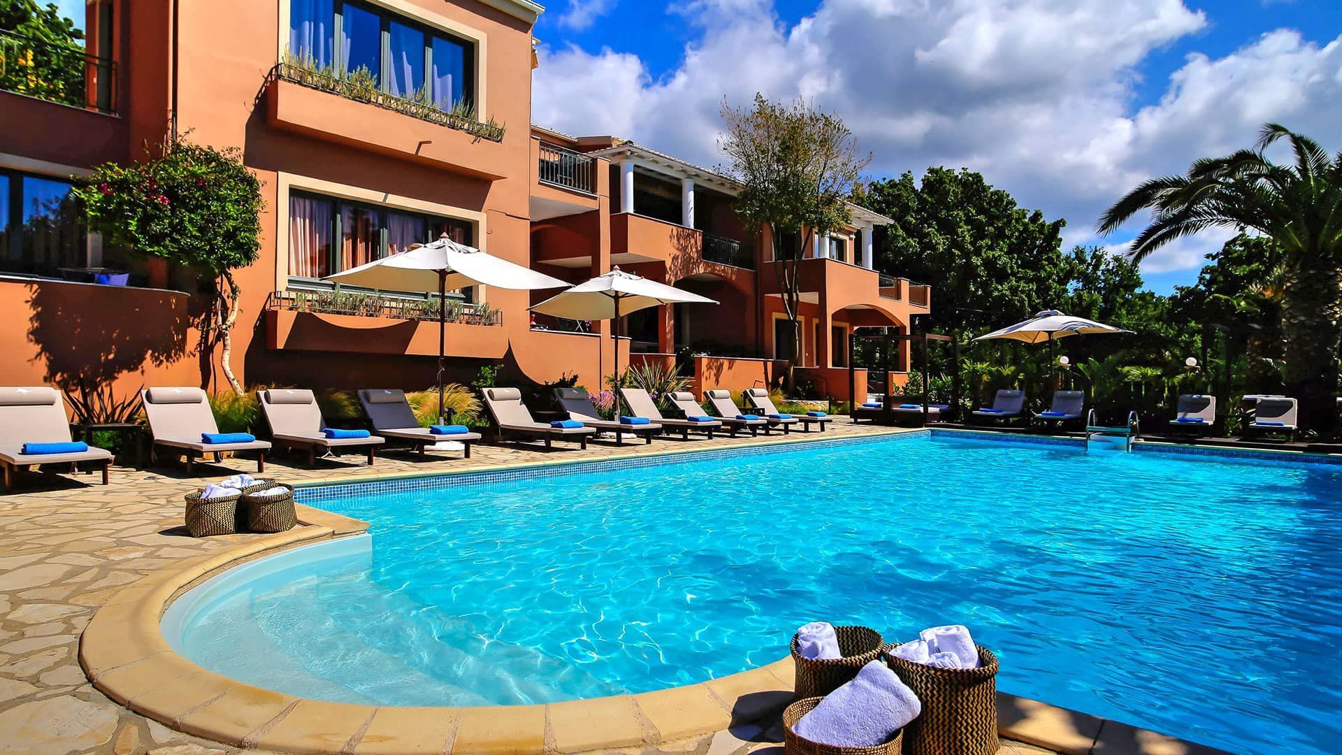 حوض السباحة