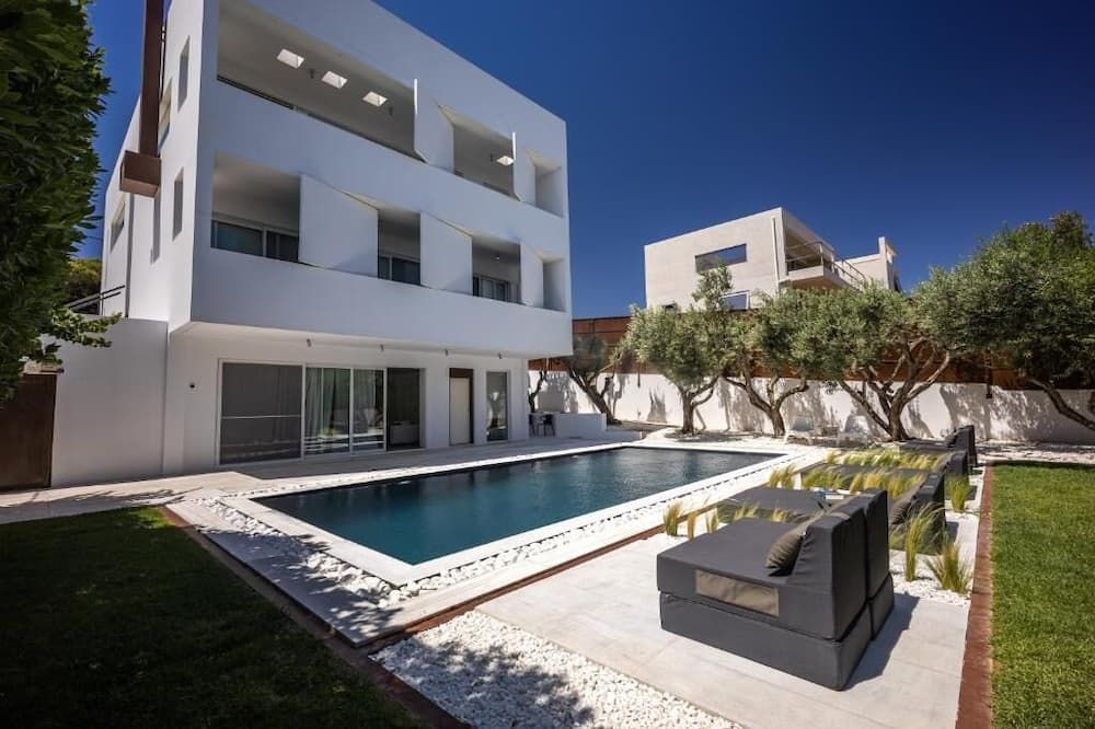 حوض السباحة