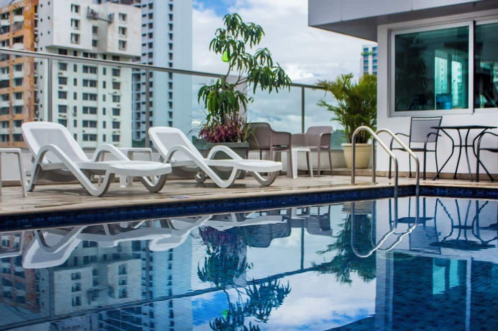 حوض السباحة