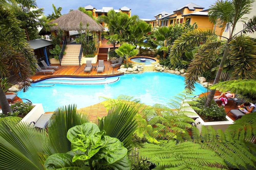 حوض السباحة