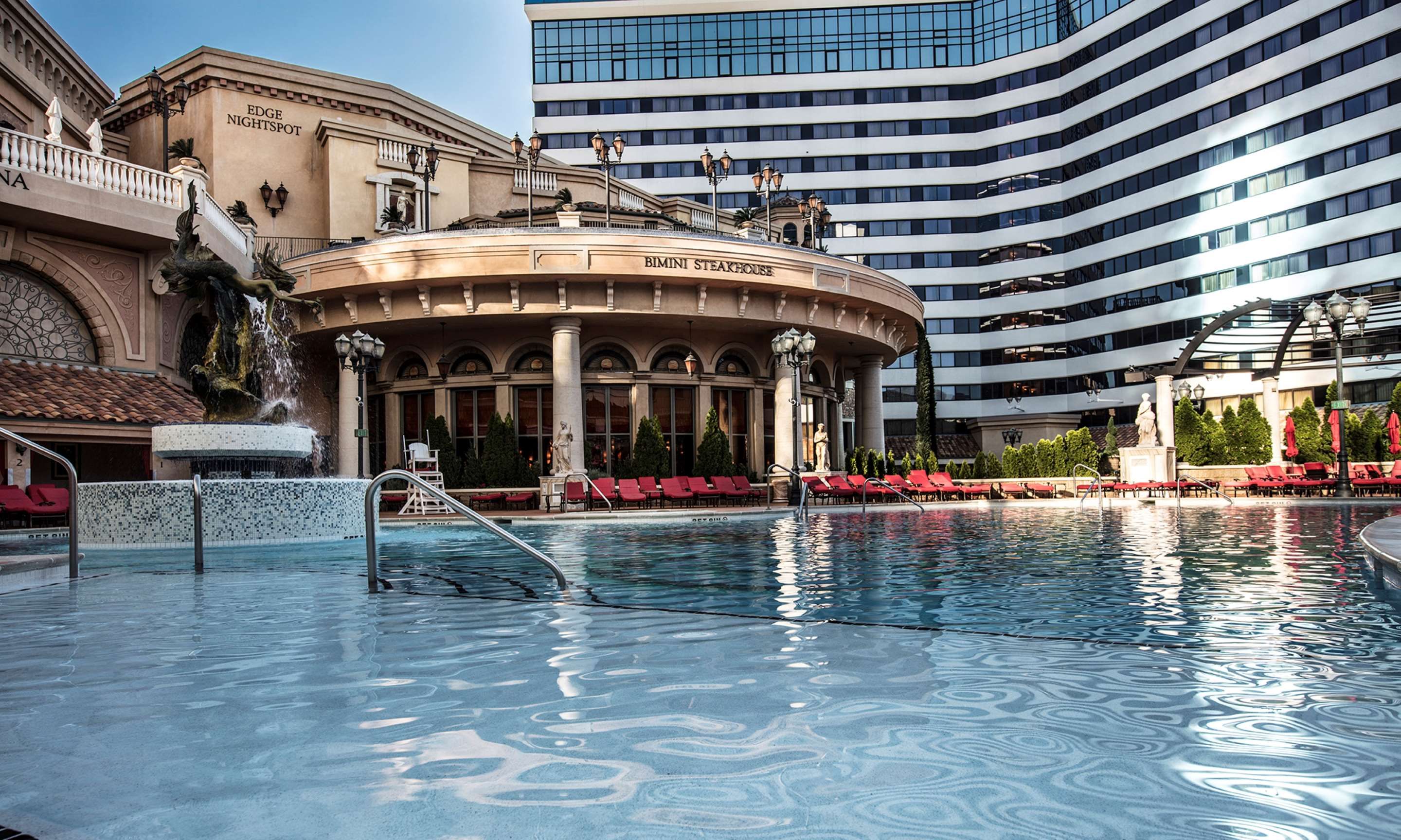 حوض السباحة