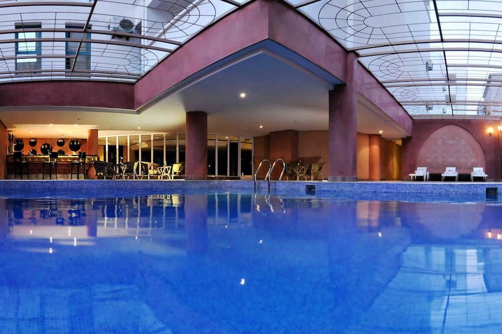 حوض السباحة