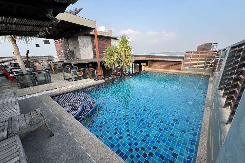 حوض السباحة