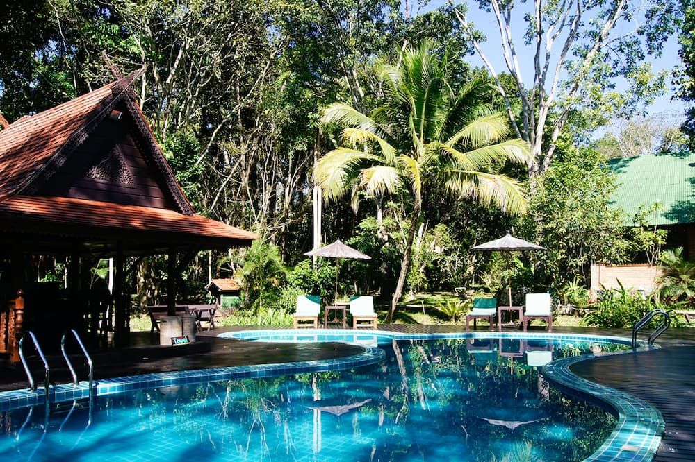 حوض السباحة