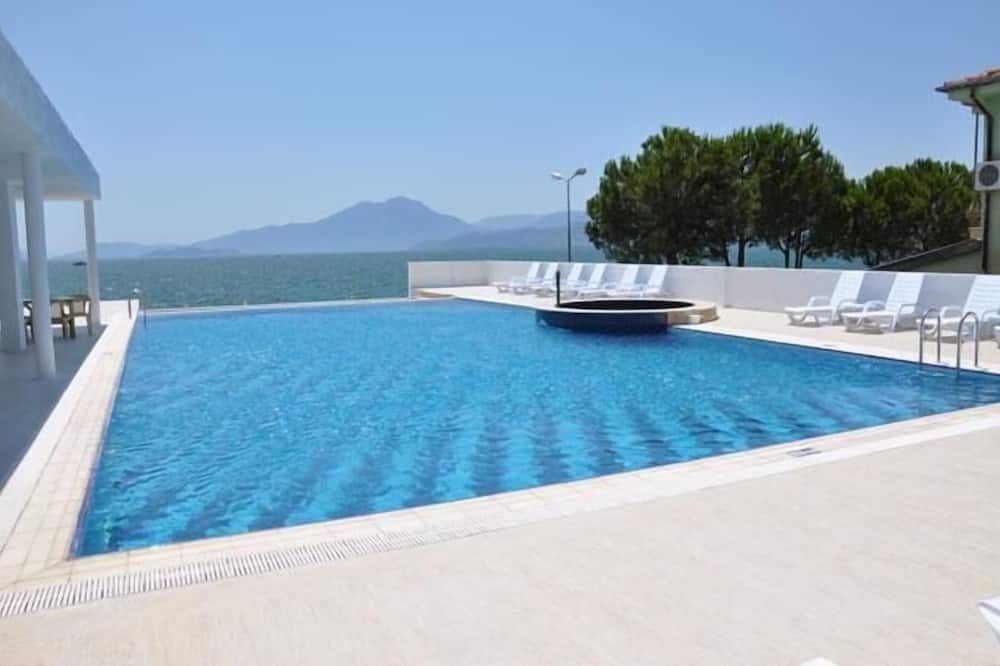 حوض السباحة