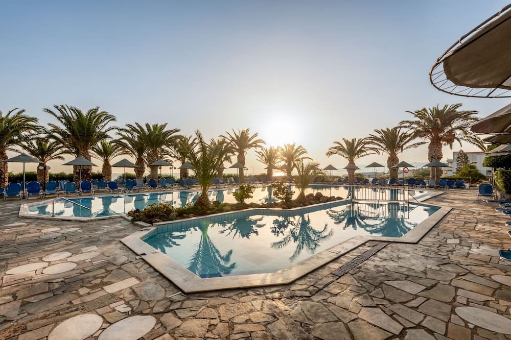 حوض السباحة