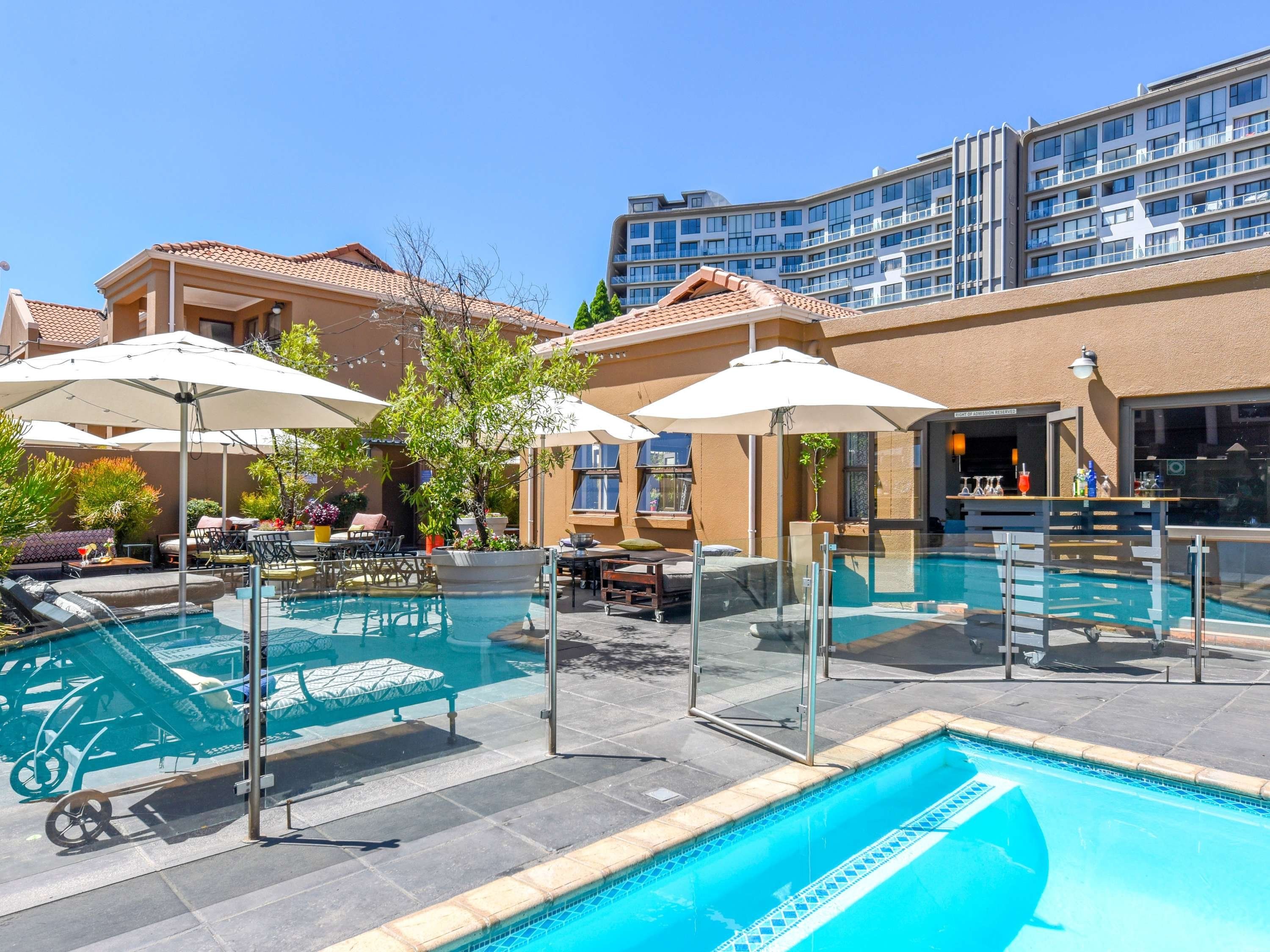 حوض السباحة