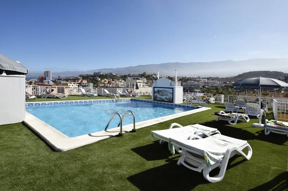 حوض السباحة