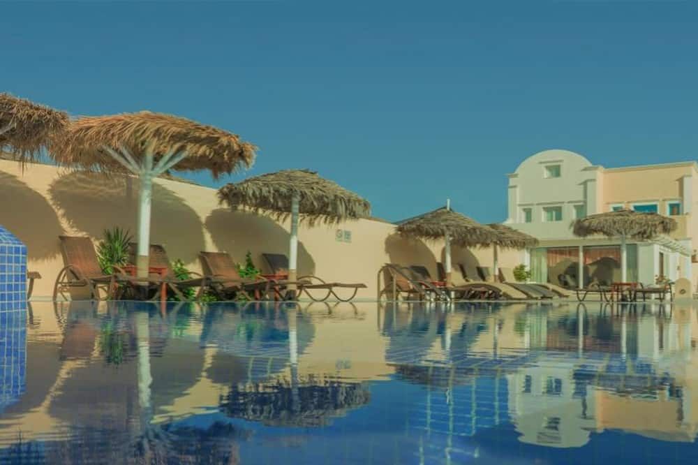 حوض السباحة