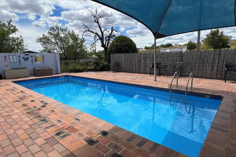 حوض السباحة