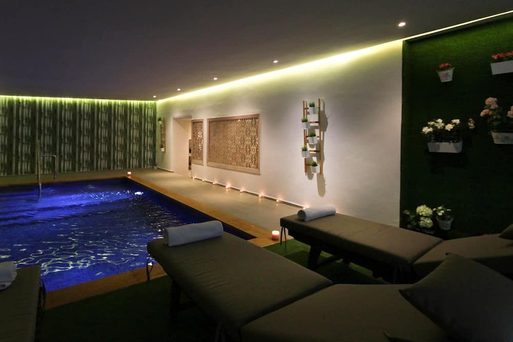 حوض السباحة