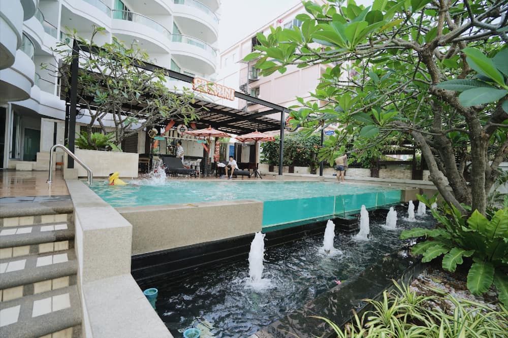 حوض السباحة