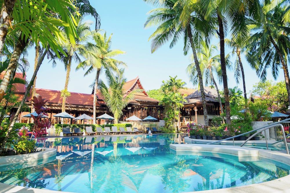 حوض السباحة