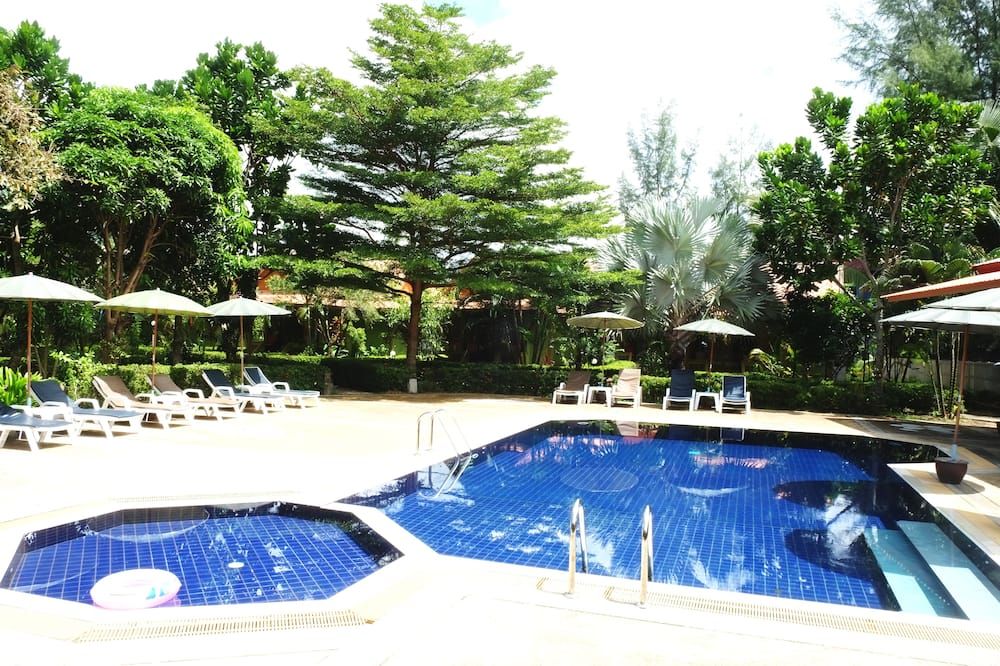 حوض السباحة