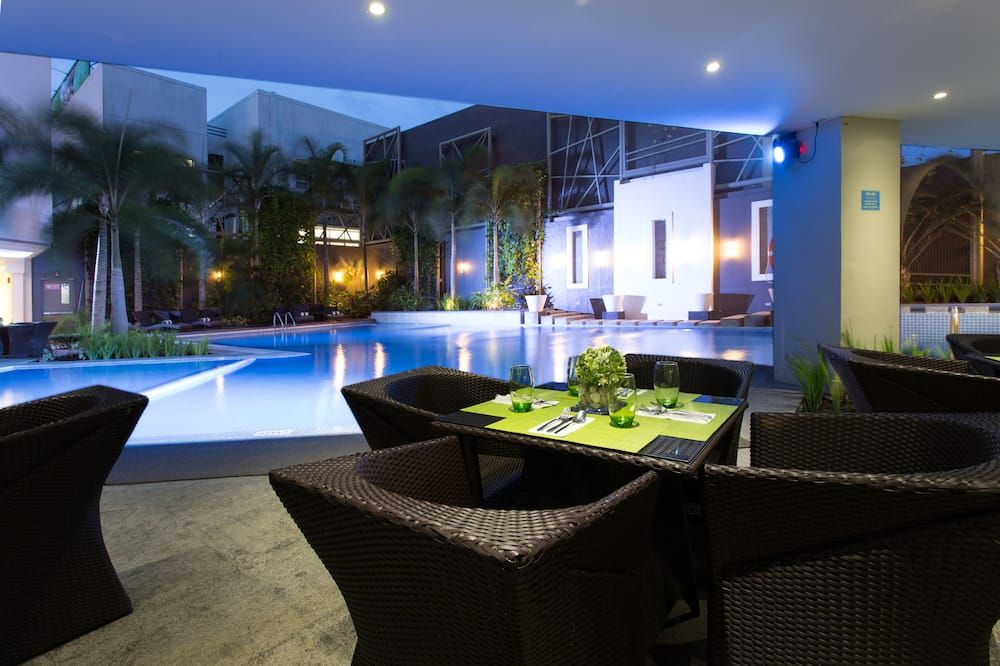 حوض السباحة