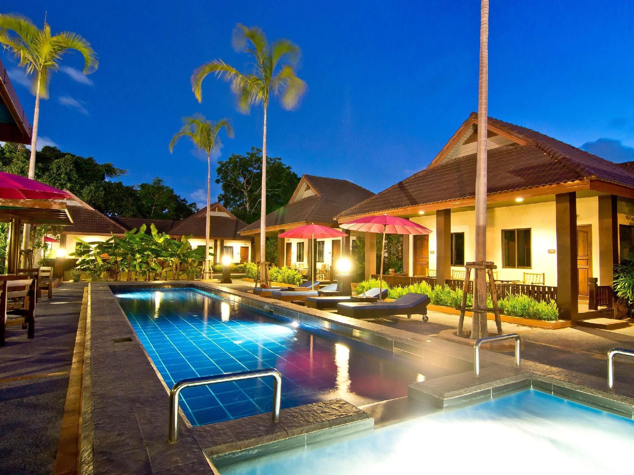 حوض السباحة