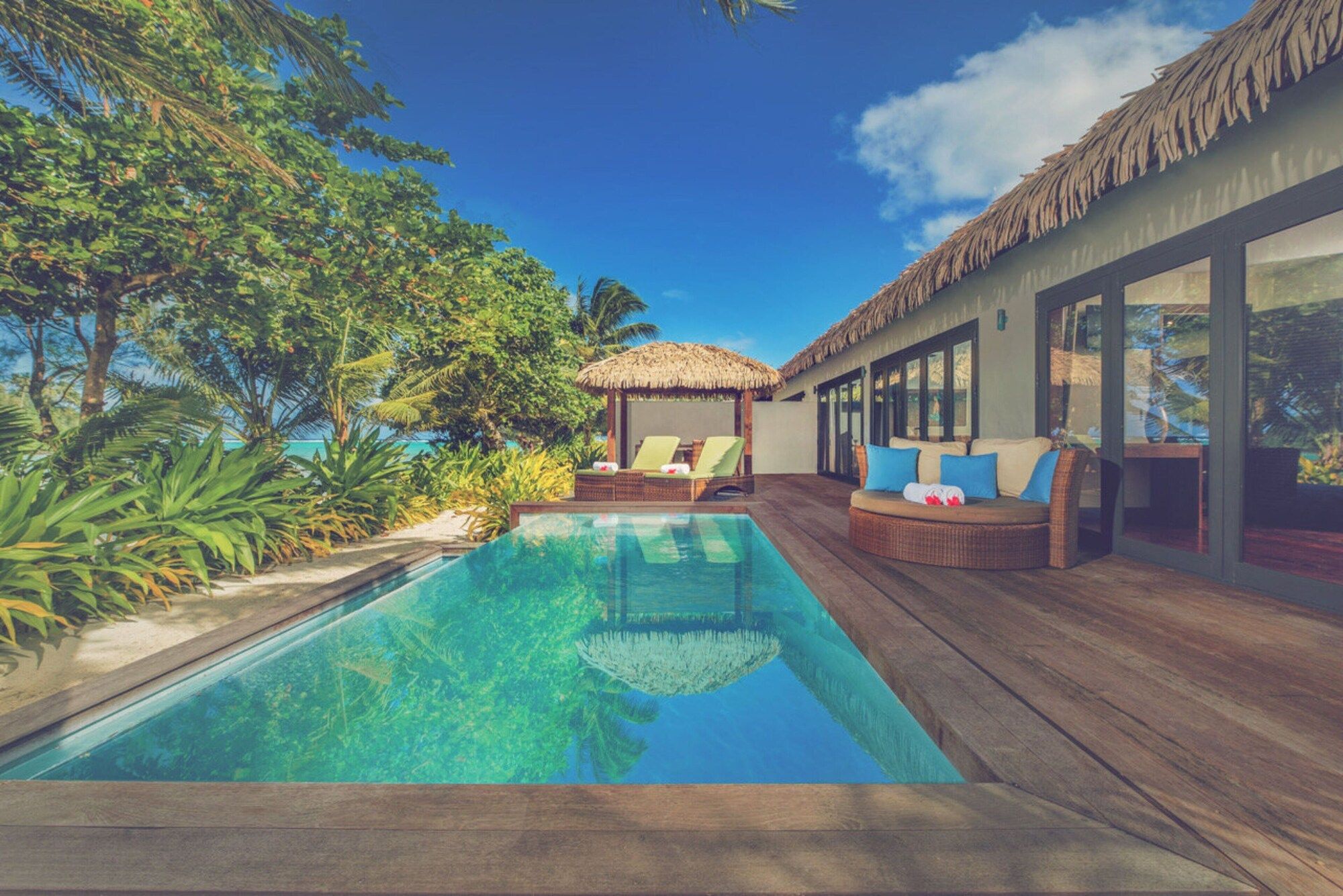 حوض السباحة