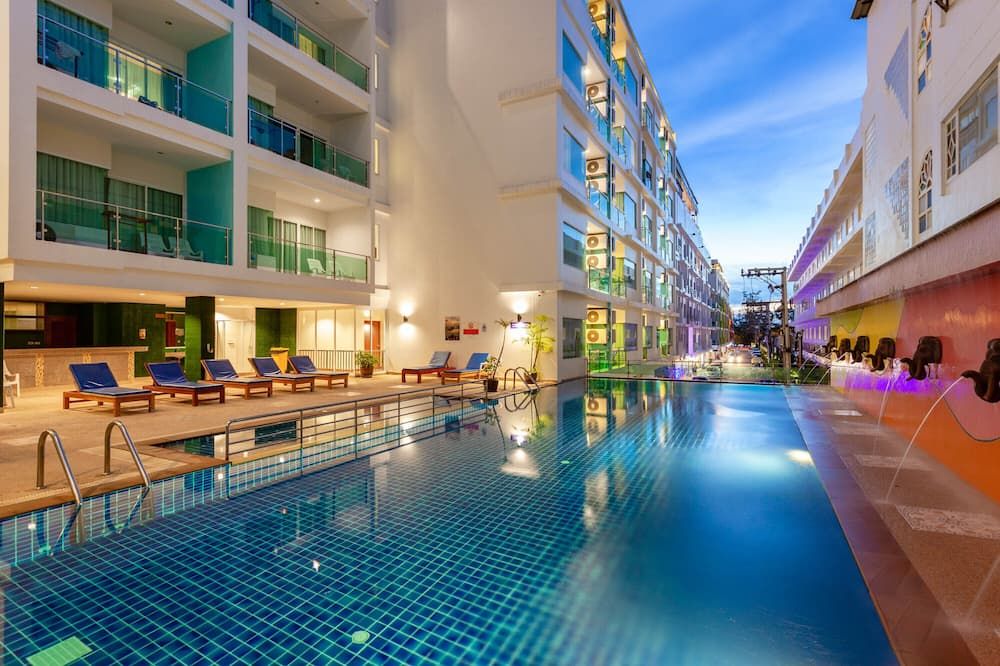 حوض السباحة صورة