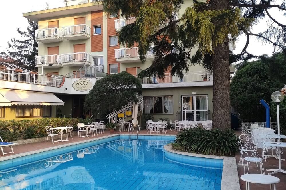 حوض السباحة