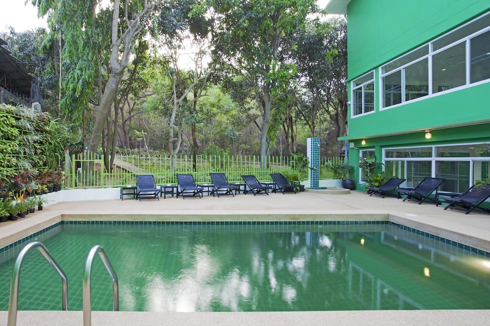حوض السباحة