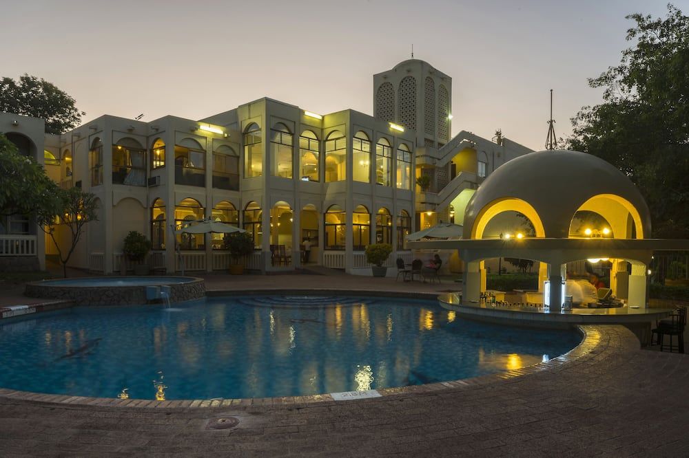 حوض السباحة