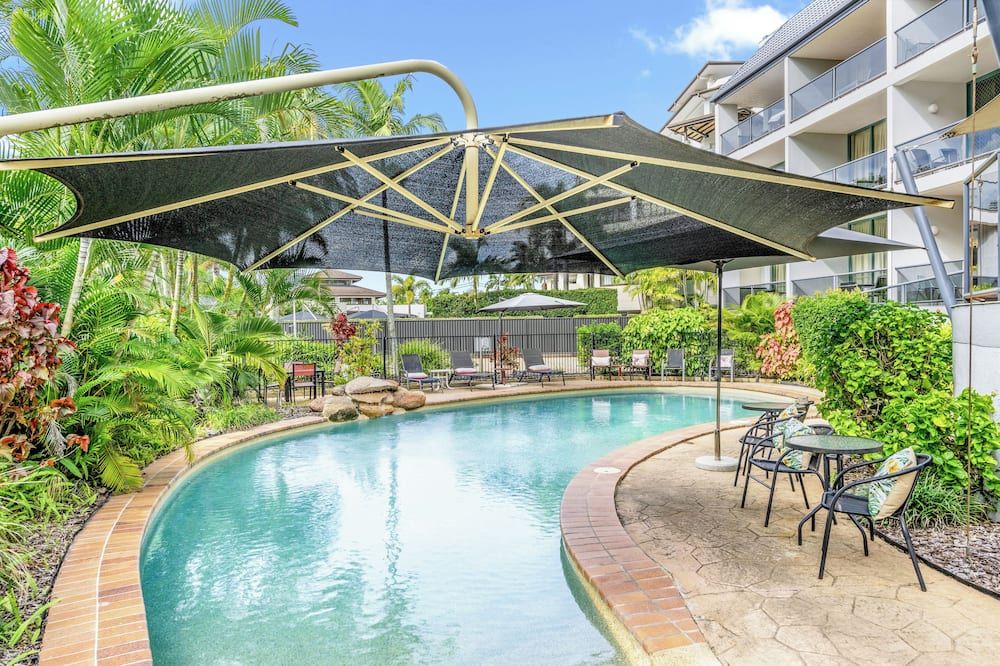 حوض السباحة