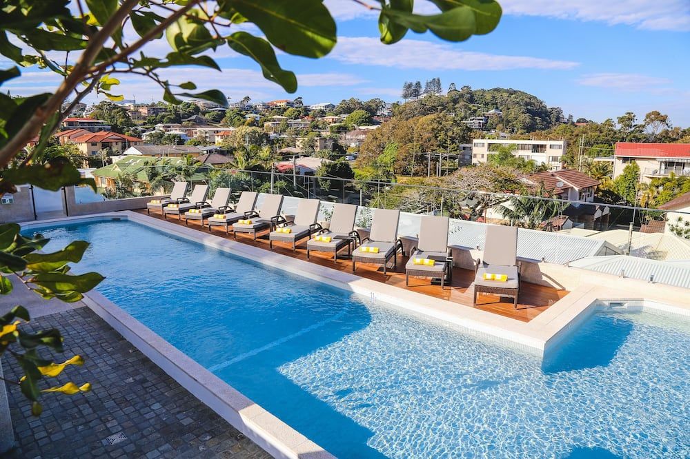 حوض السباحة