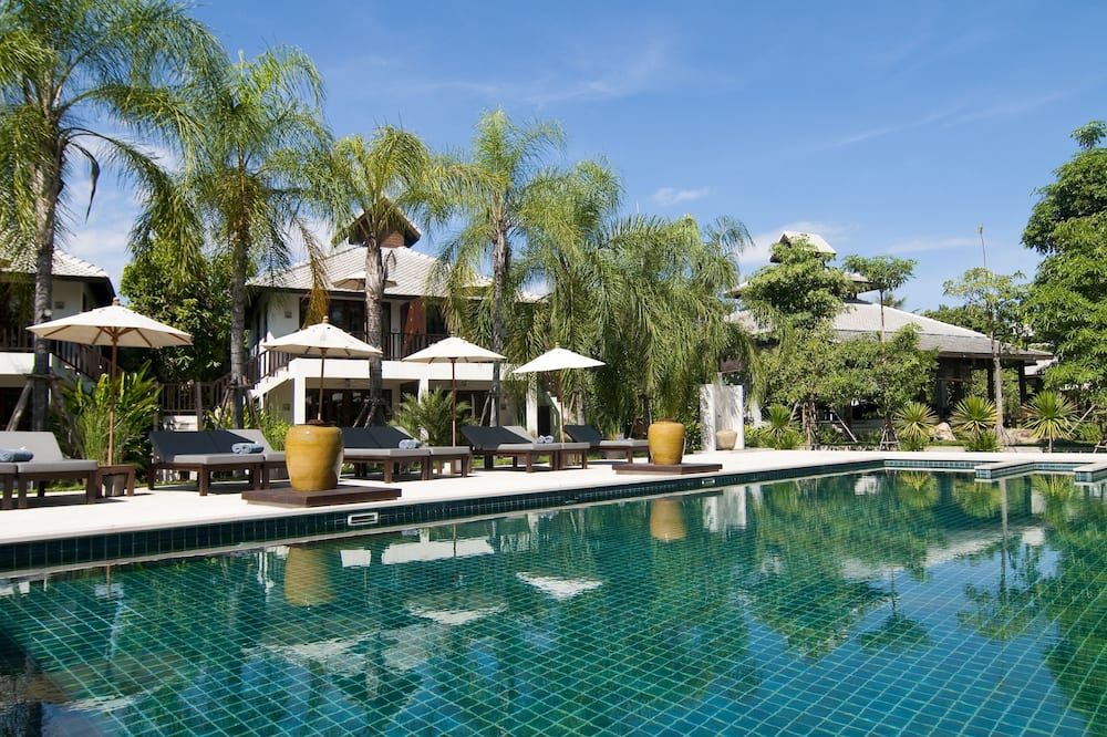 حوض السباحة