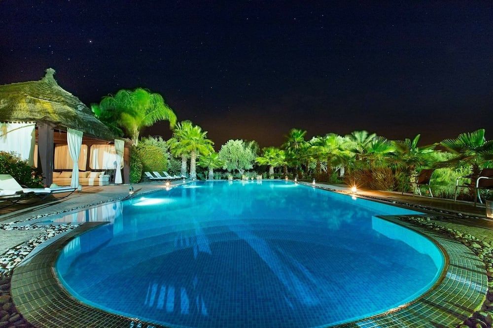 حوض السباحة