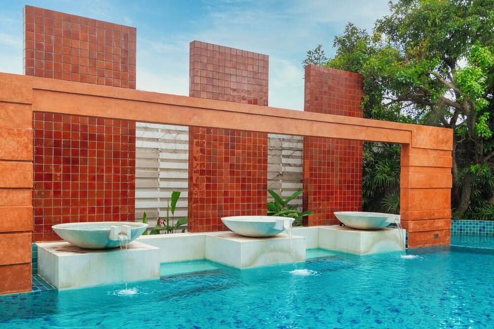 حوض السباحة