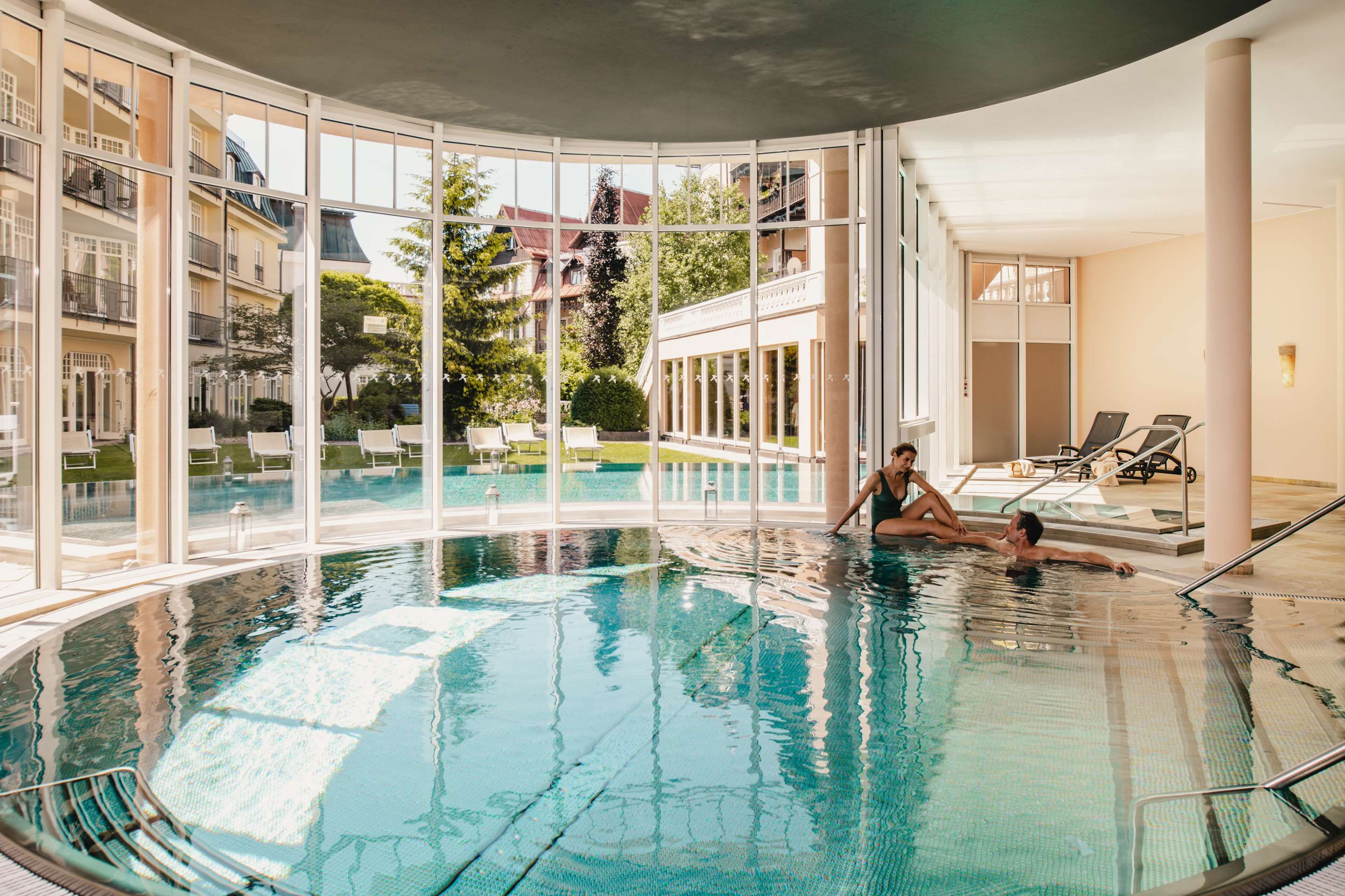 حوض السباحة