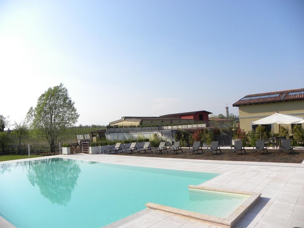 حوض السباحة