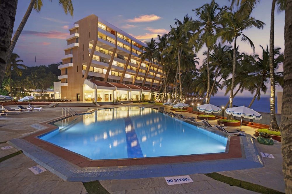 حوض السباحة