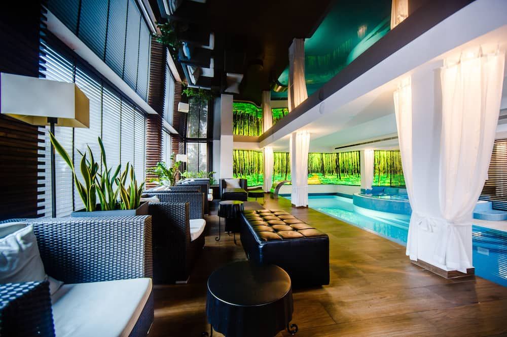 حوض السباحة