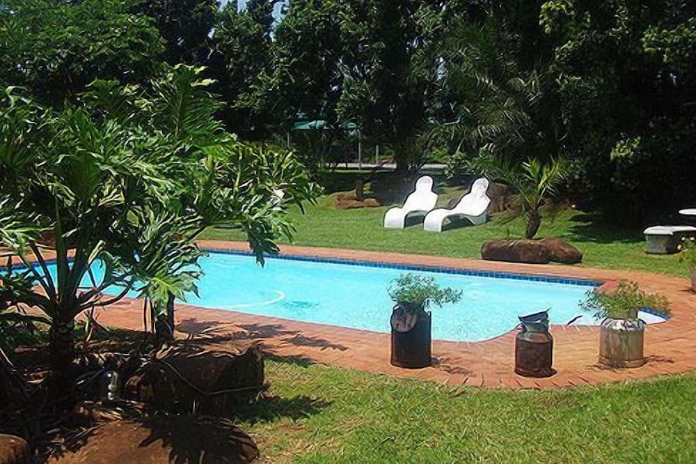 حوض السباحة